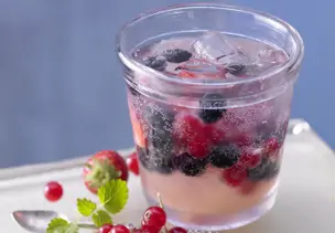 Bunte Beeren-Bowle