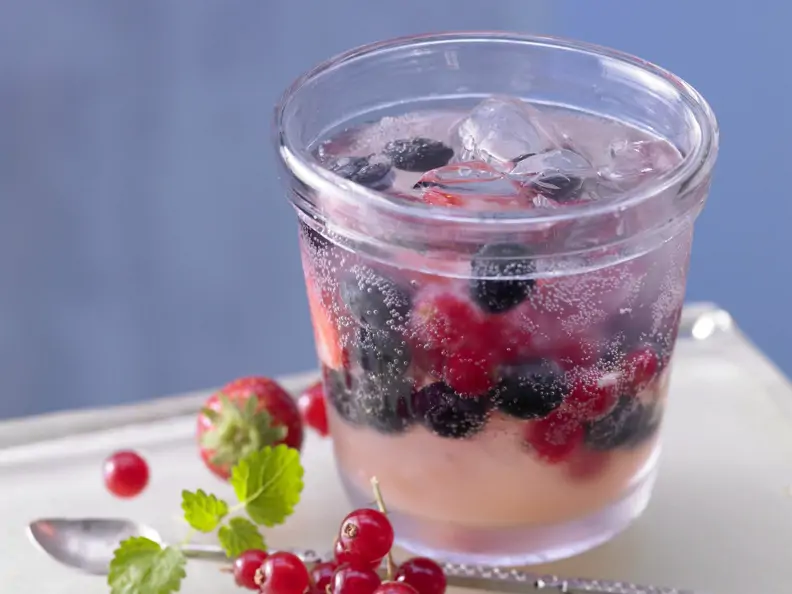 Bunte Beeren-Bowle