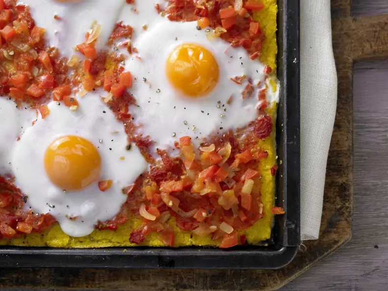 Polenta-Pizza auf mexikanische Art