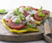 Polenta-Pizza mit Tomaten