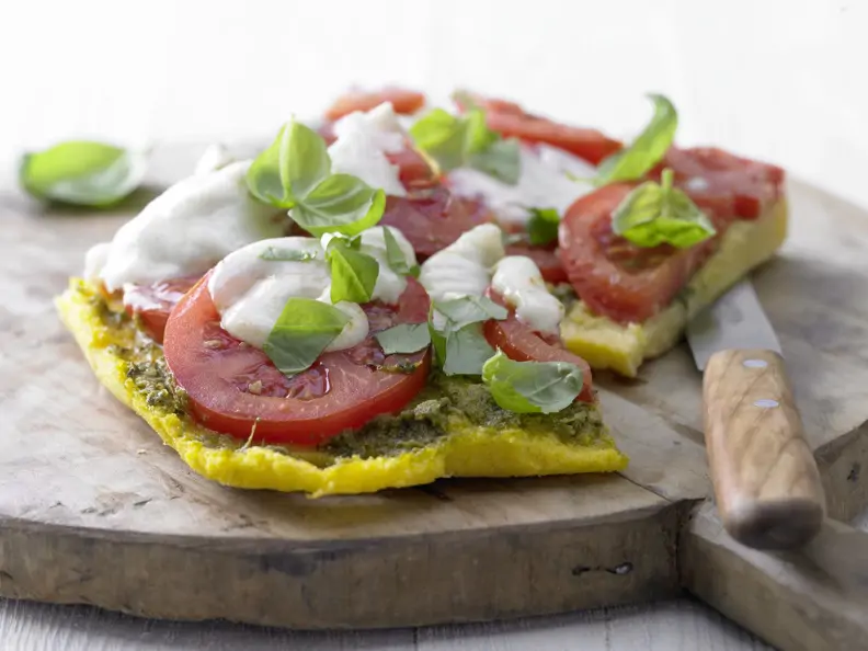 Polenta-Pizza mit Tomaten
