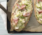 Zwei längliche Pizzen auf einem Blech