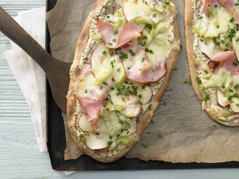 Zwei längliche Pizzen auf einem Blech