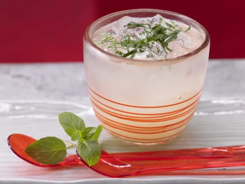 Apfel-Ingwer-Schorle mit Minze