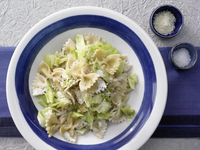 Farfalle-Nudeln mit Spitzkohl