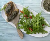 Rucolasalat mit Oliven-Crostini