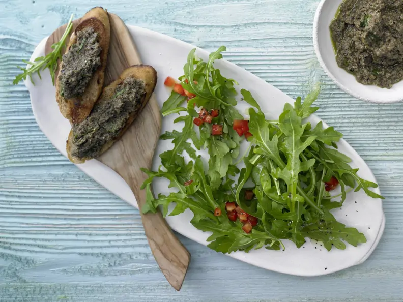 Rucolasalat mit Oliven-Crostini