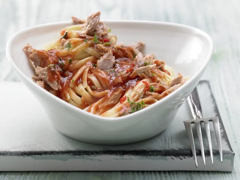 Scharfe Tomaten-Thunfisch-Pasta