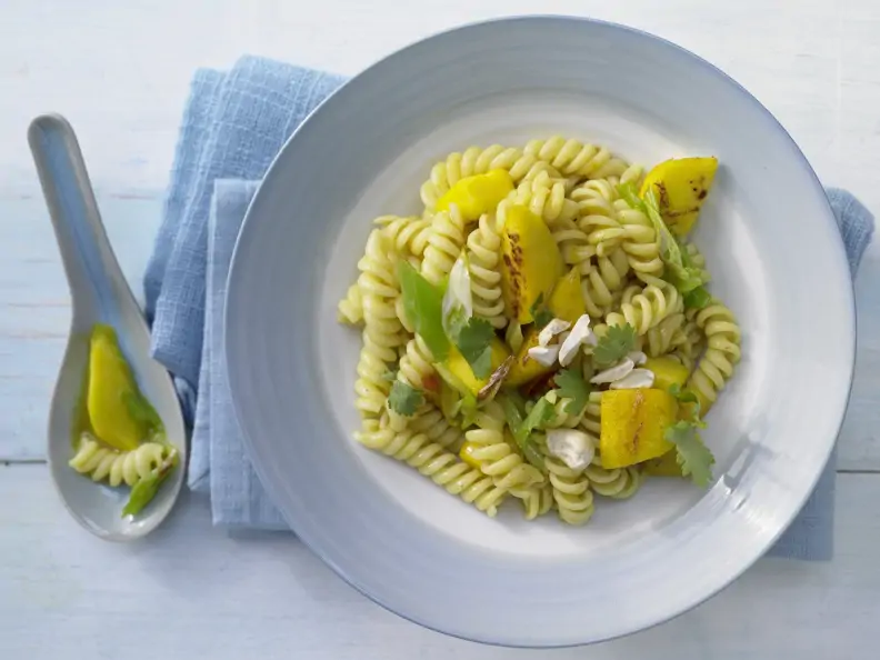 Scharfe Curry-Mango-Nudeln