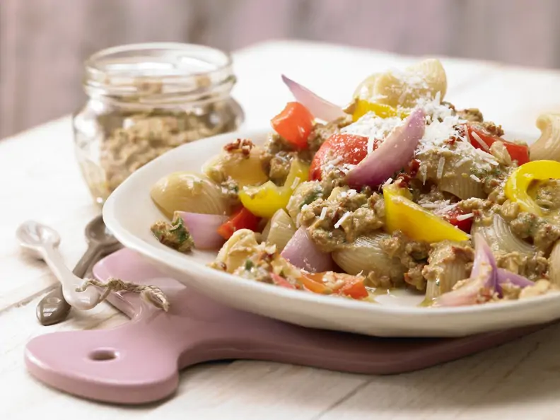 Pasta mit Walnuss-Tomaten-Pesto
