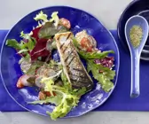 Gegrillter Lachs auf Salat