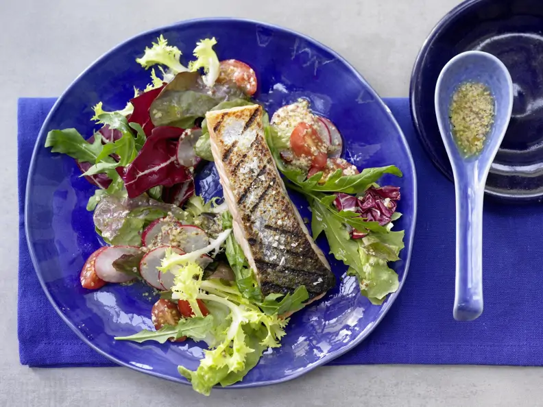 Gegrillter Lachs auf Salat