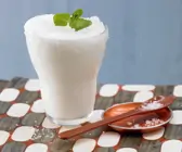 Erfrischender Dickmilch-Drink