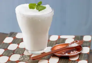 Erfrischender Dickmilch-Drink