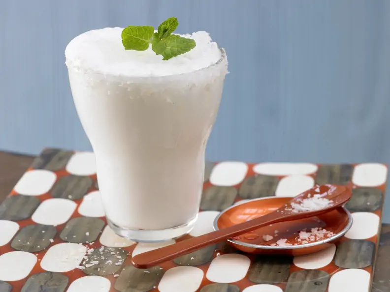 Erfrischender Dickmilch-Drink