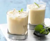 Wildfrucht-Smoothie mit Zitronenmelisse