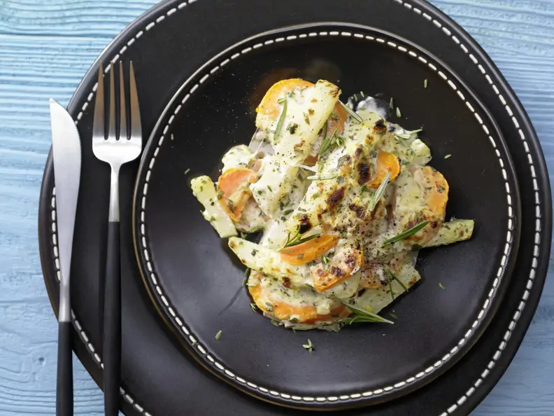 Möhren-Kohlrabi-Gratin mit Kräuterquark