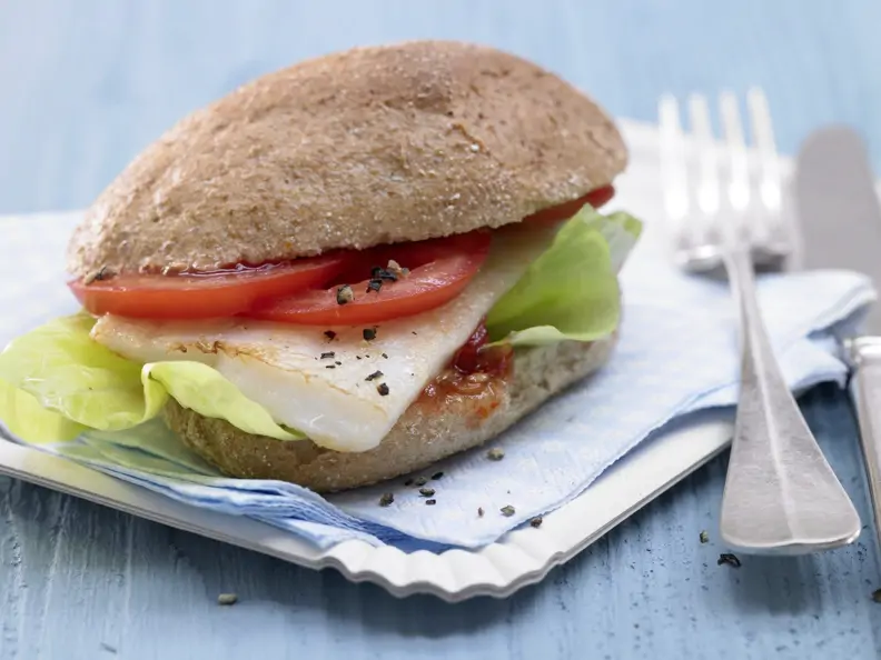 Fischburger mit Chilisauce