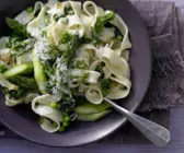 Grüne Gemüse-Pasta mit Spinat, Spargel und Erbsen