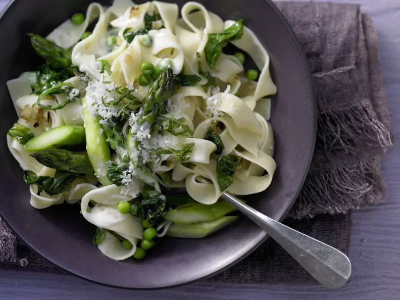 Grüne Gemüse-Pasta mit Spinat, Spargel und Erbsen