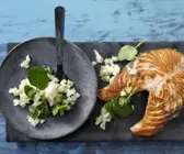 Lachskotelett auf Kohlrabi-Salat