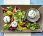 Frischkäsebällchen auf Salat