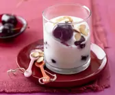 Orangen-Joghurt mit Kirschen und Mandeln