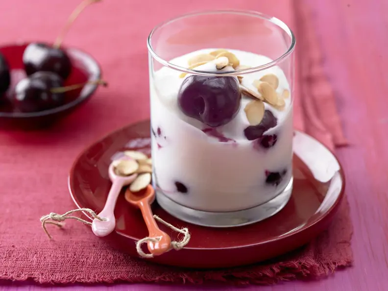 Orangen-Joghurt mit Kirschen und Mandeln