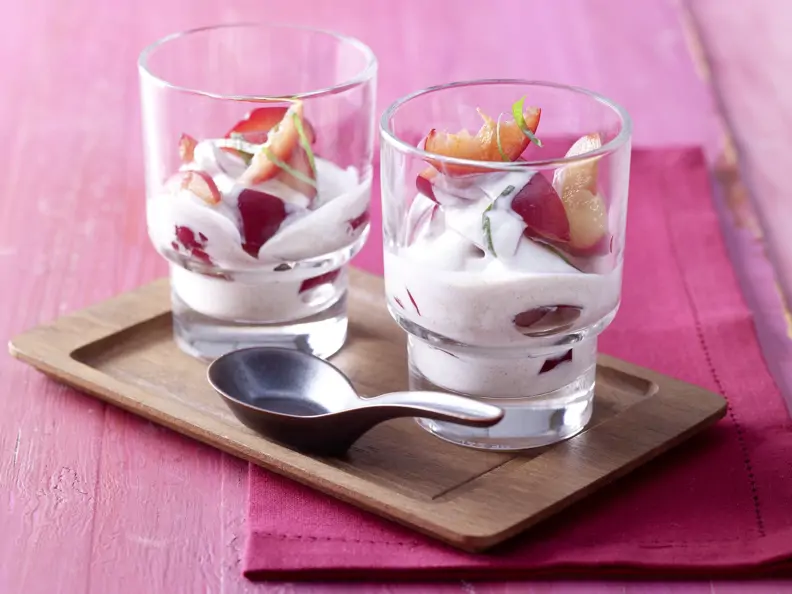 Pflaumen mit Zimt-Dickmilch