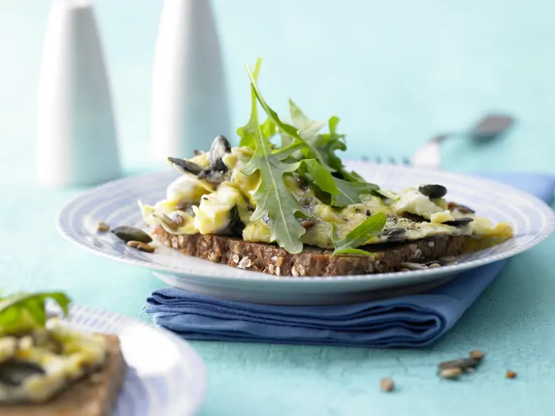 Kerniges Rührei auf Vollkornbrot – smarter