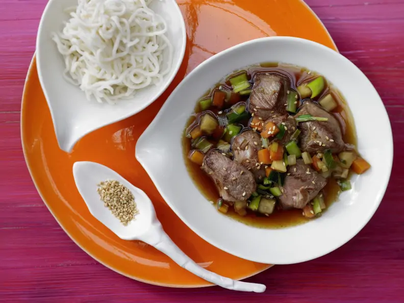 Asiatisches Entenragout mit Gemüse
