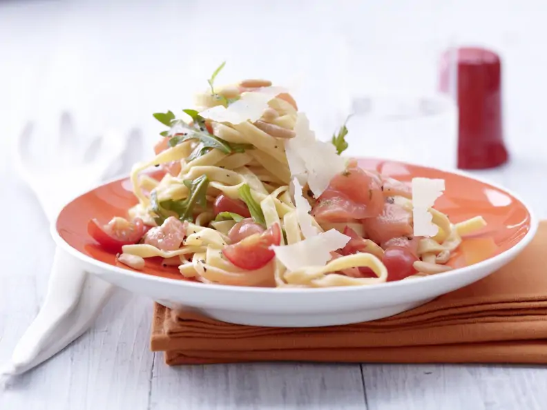 Tagliatelle und marinierter Lachs