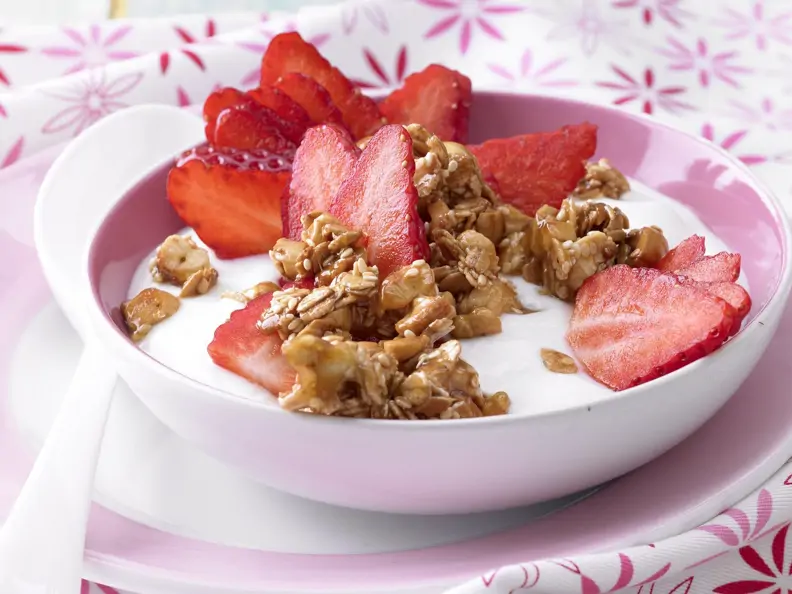 Cashew-Dinkel-Crunchy mit Joghurt und Erdbeeren
