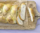 Pikanter Sesam-Hefezopf