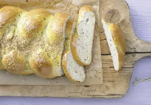 Pikanter Sesam-Hefezopf