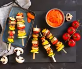 Bunte Würstchenspieße