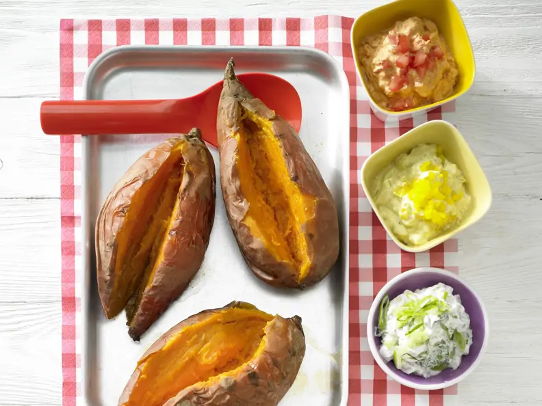 Ofenkartoffeln mit bunten Dips