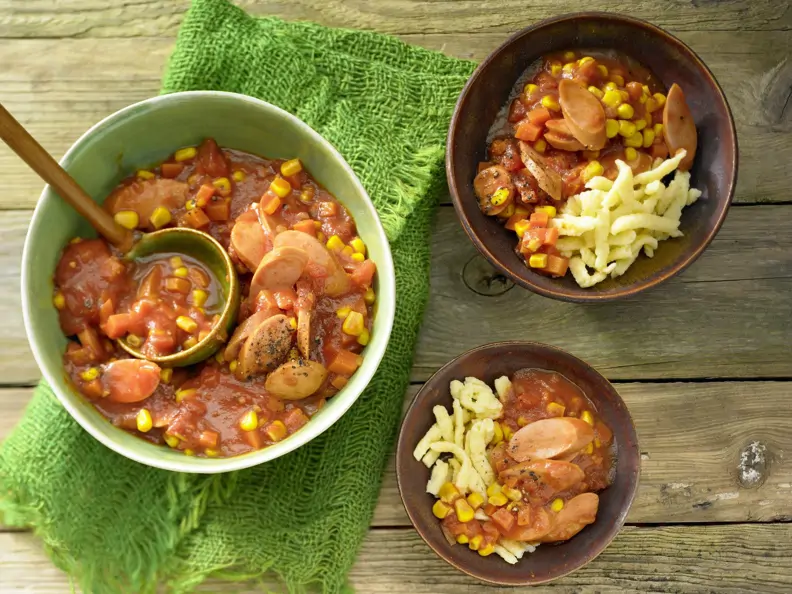 Würstchengulasch mit Spätzle