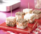 Schwarz-Weiß-Brote mit Frischkäse