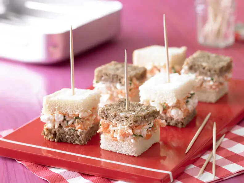 Schwarz-Weiß-Brote mit Frischkäse