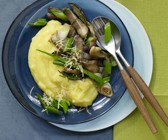 Gebratene Austernpilze auf Polenta