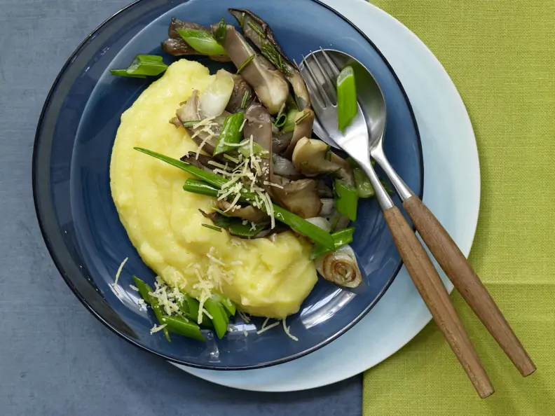 Gebratene Austernpilze auf Polenta