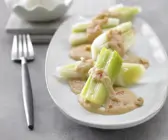 Lauch mit Erdnuss-Sauce