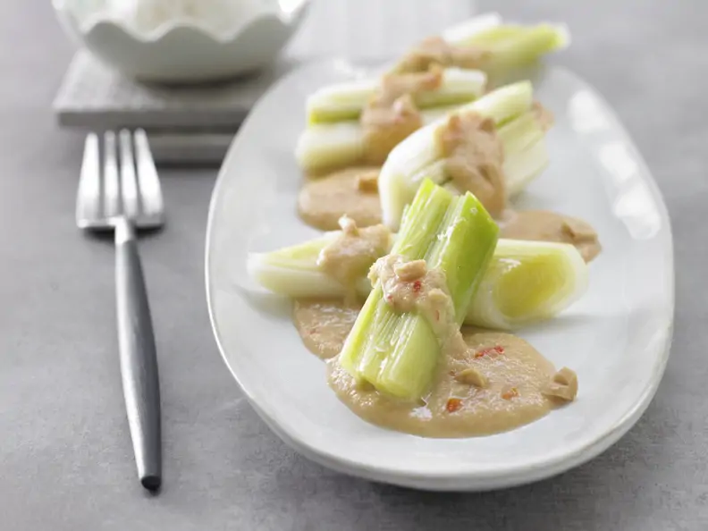 Lauch mit Erdnuss-Sauce