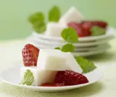 Erdbeeren auf Kokosgelee