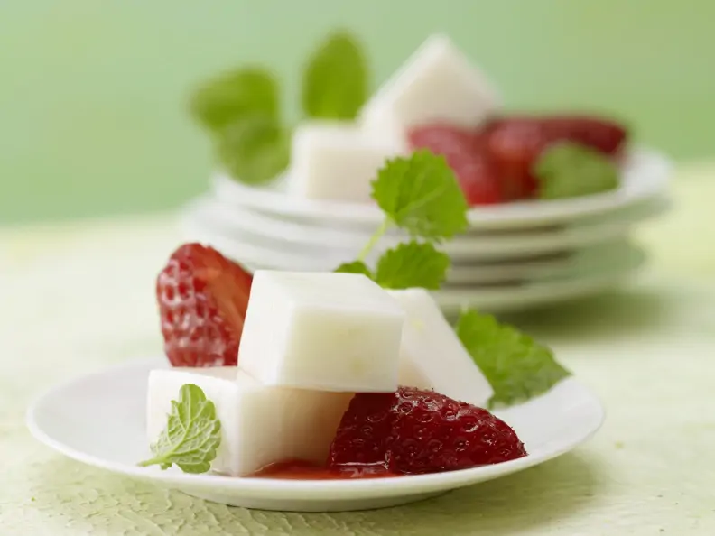 Erdbeeren auf Kokosgelee