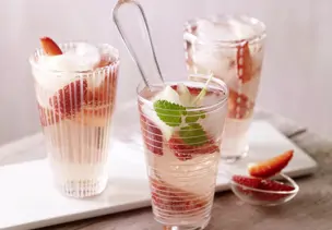 Erdbeerbowle mit Ingwer-Eiswürfeln