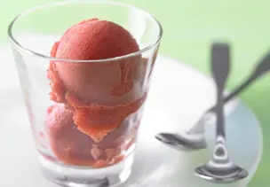 Schnelles Erdbeersorbet mit Zitronensaft