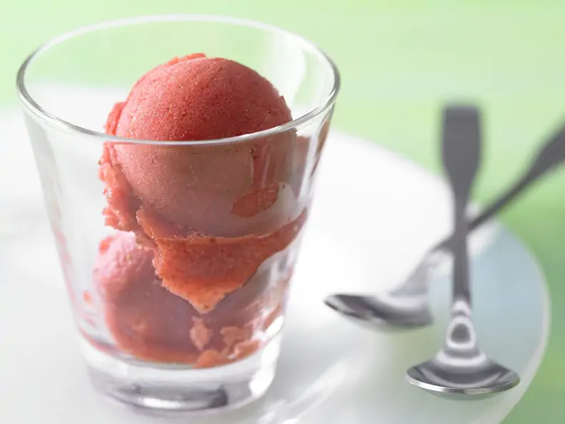 Schnelles Erdbeersorbet mit Zitronensaft