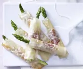 Grüner Spargel im Knusperteig